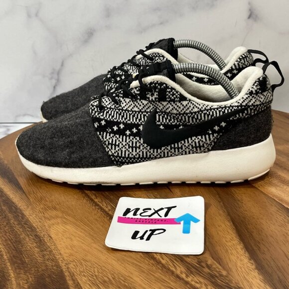 Nike Roshe One Winter Print Shoes Women's sz 6.5 Black 685286-001 Fair Isle Knit - Picture 1 of 9